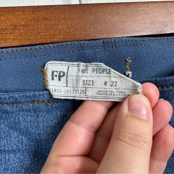 We The Free Penny Pull On Flare Jeans Size 27 - Picture 4 of 6